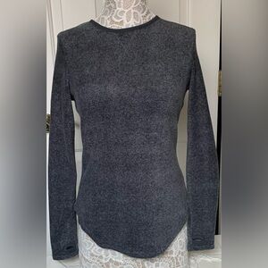 Cuddl Duds pullover fleece long sleeve grey size Medium thumb holes so soft